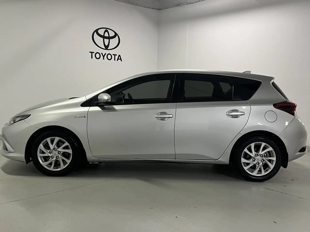2017 TOYOTA COROLLA Gallery Image 9