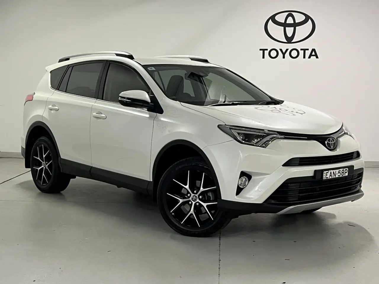 2018 TOYOTA RAV4 Gallery Image 1