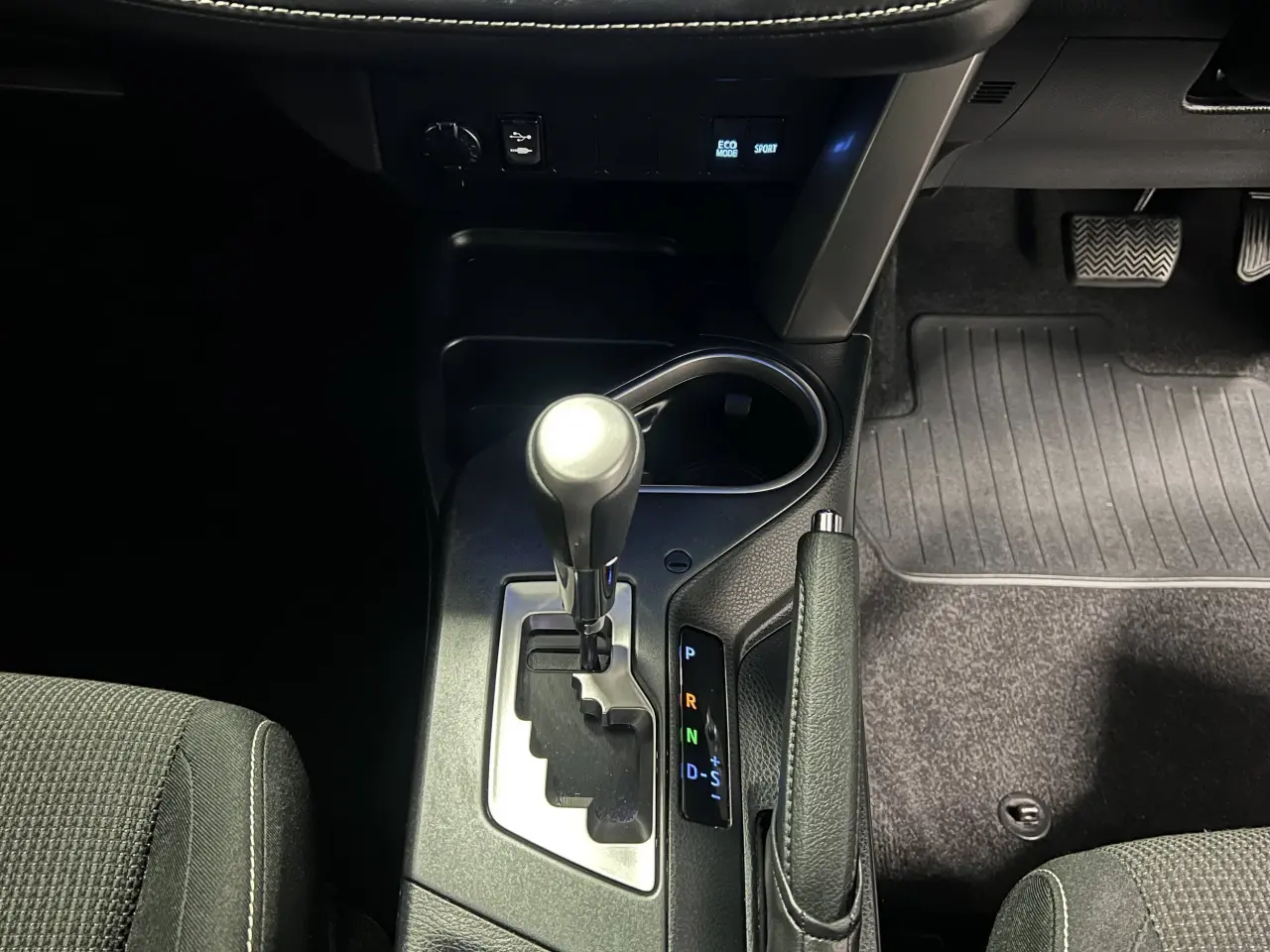 2018 TOYOTA RAV4 Gallery Image 19
