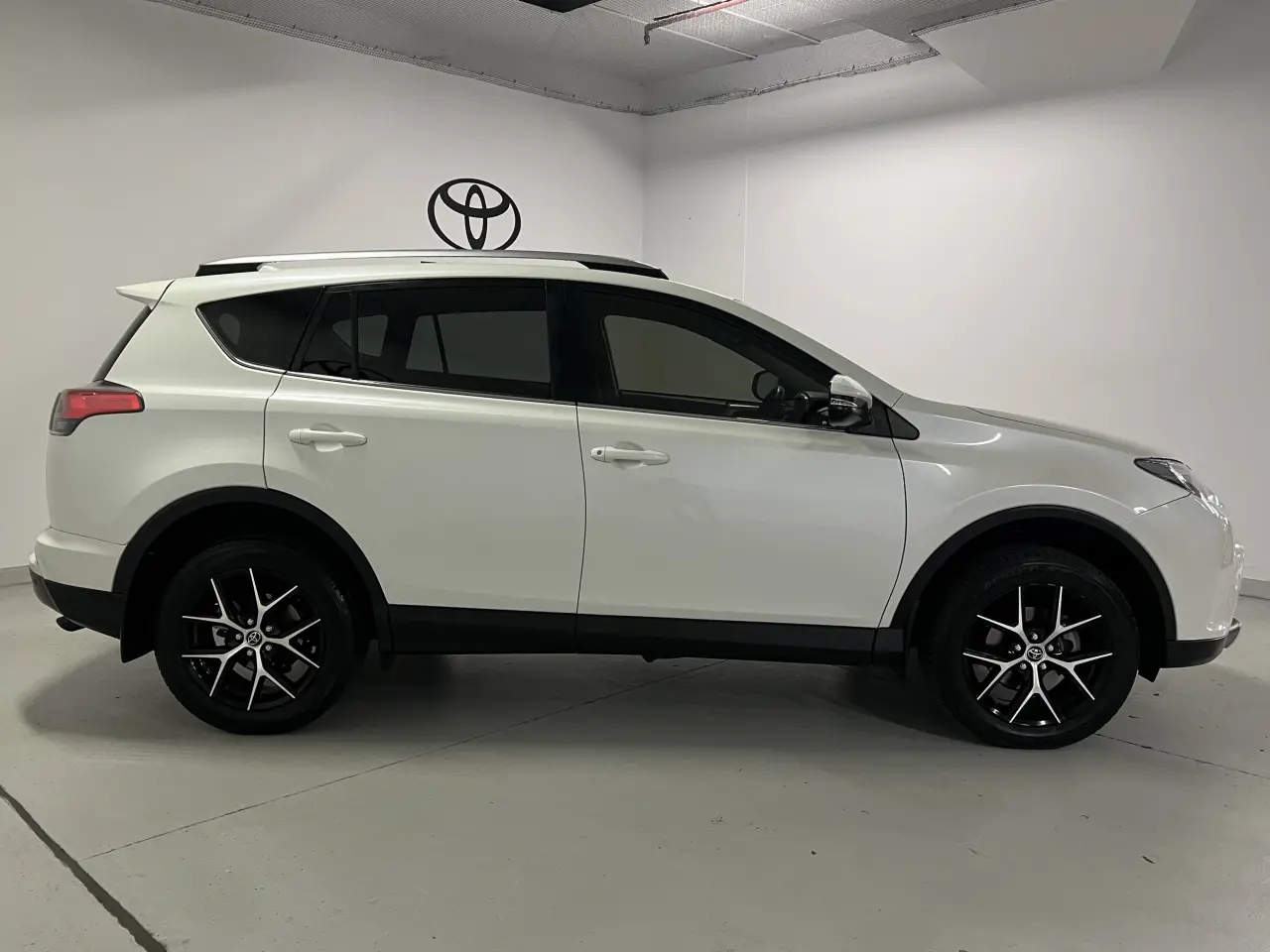 2018 TOYOTA RAV4 Gallery Image 4