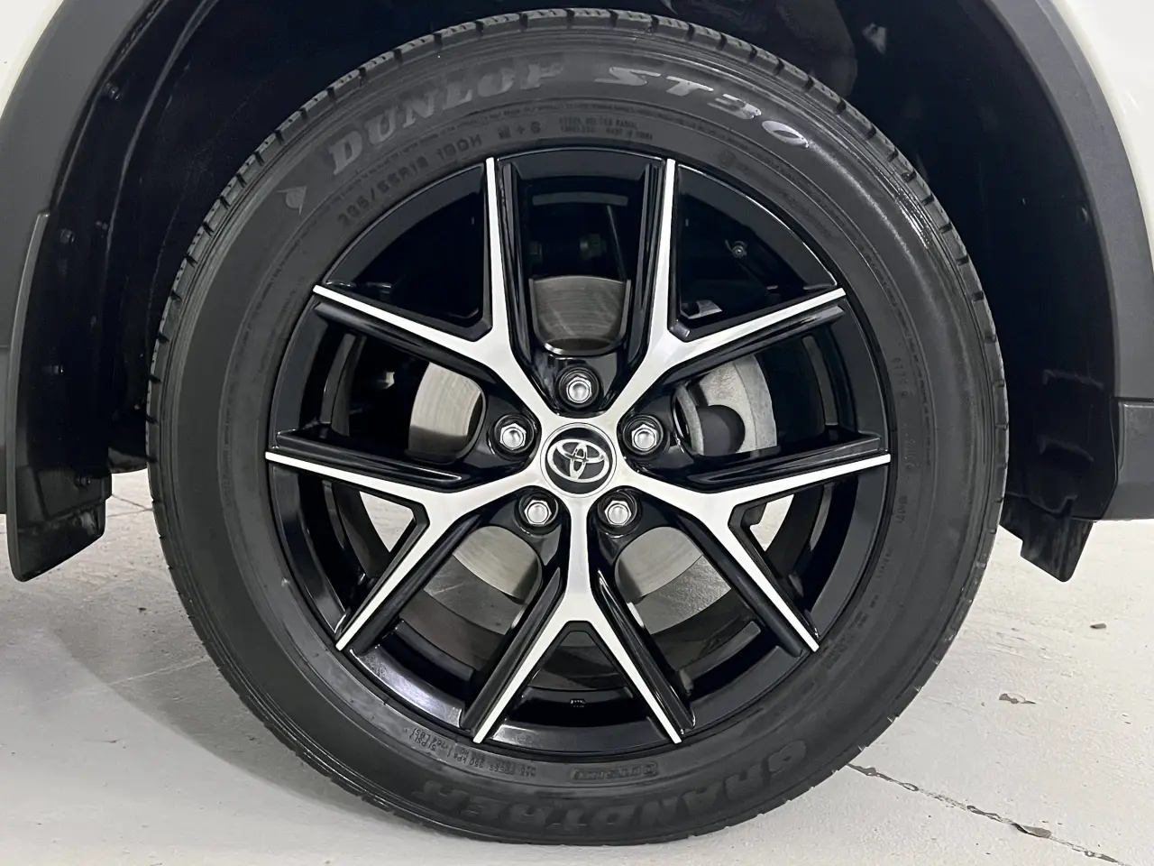 2018 TOYOTA RAV4 Gallery Image 5