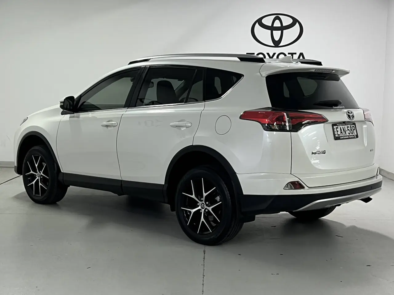 2018 TOYOTA RAV4 Gallery Image 8