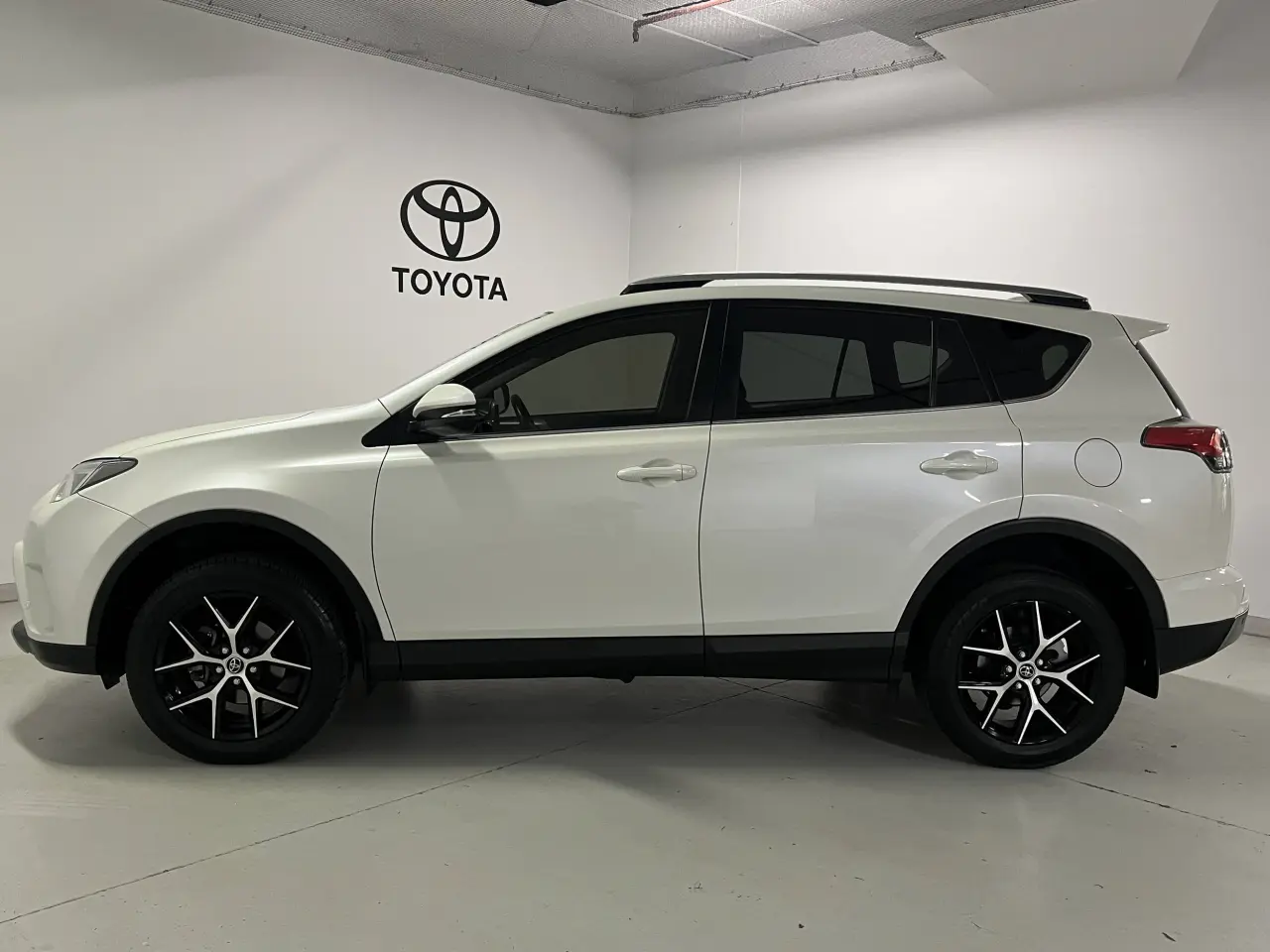 2018 TOYOTA RAV4 Gallery Image 9