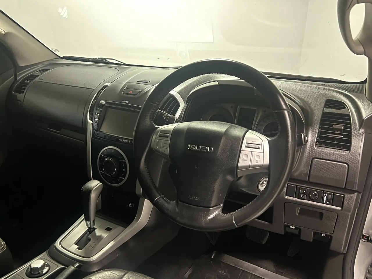 2014 ISUZU MU-X Gallery Image 10