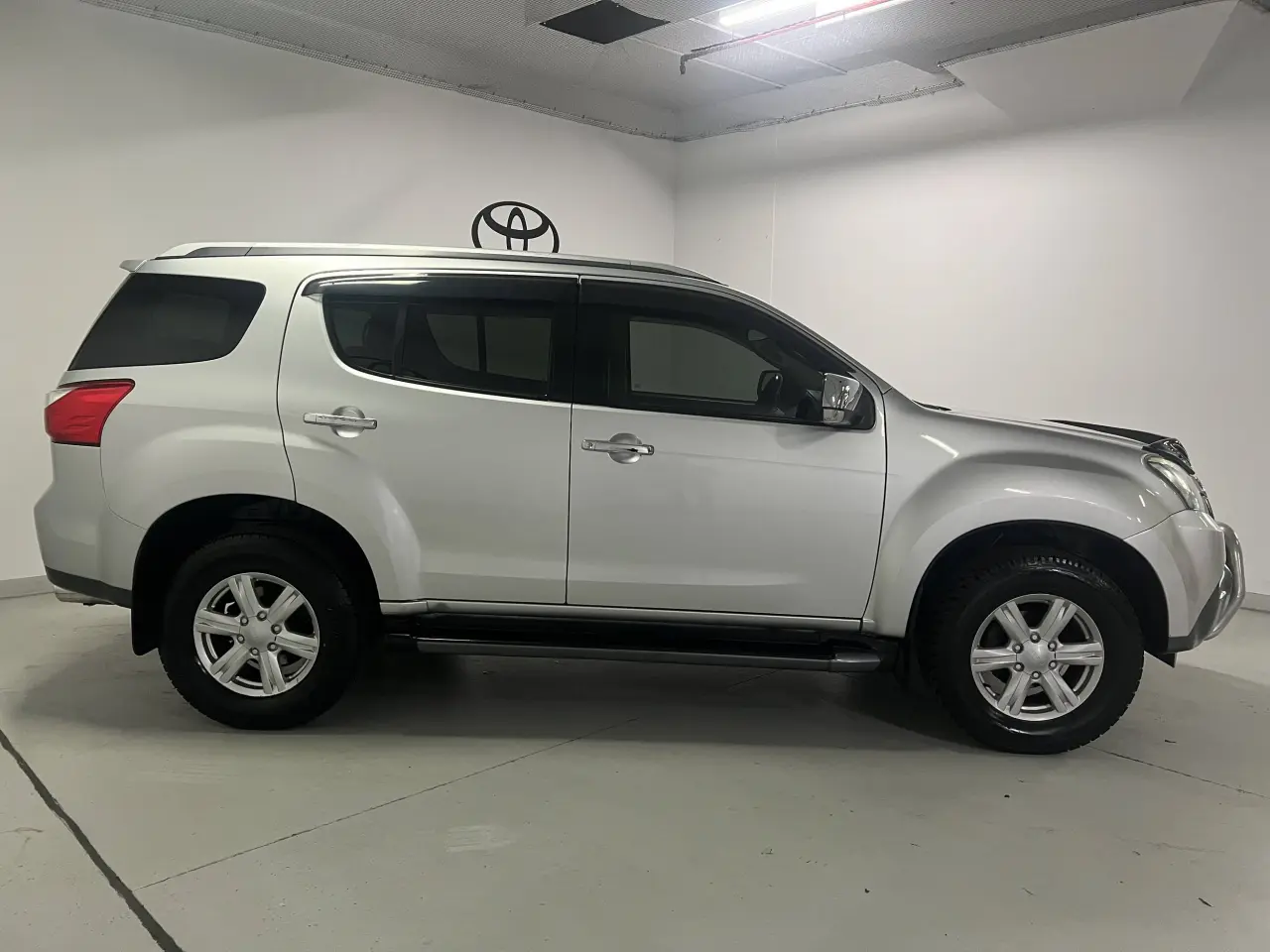2014 ISUZU MU-X Gallery Image 4