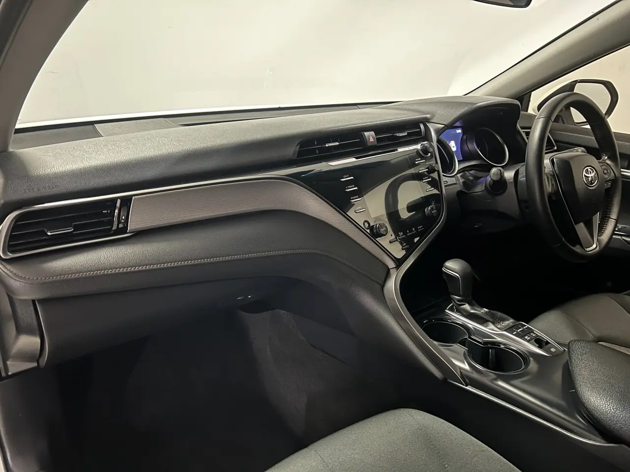 2020 TOYOTA CAMRY HYBRID Gallery Image 14