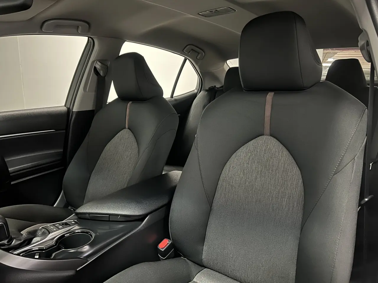2020 TOYOTA CAMRY HYBRID Gallery Image 15
