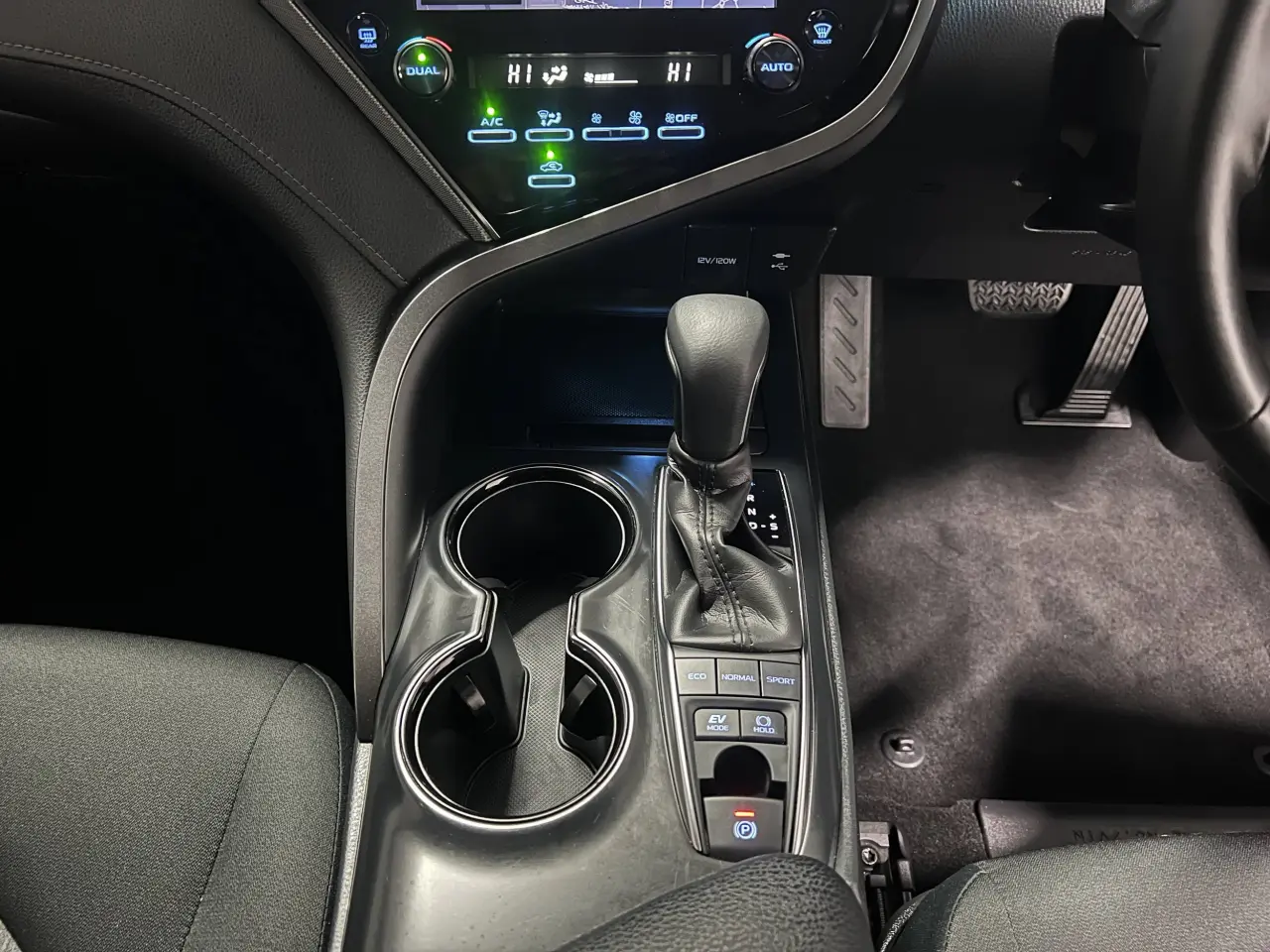 2020 TOYOTA CAMRY HYBRID Gallery Image 19