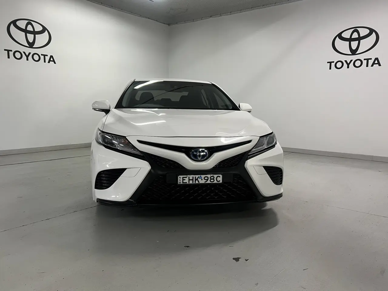 2020 TOYOTA CAMRY HYBRID Gallery Image 2