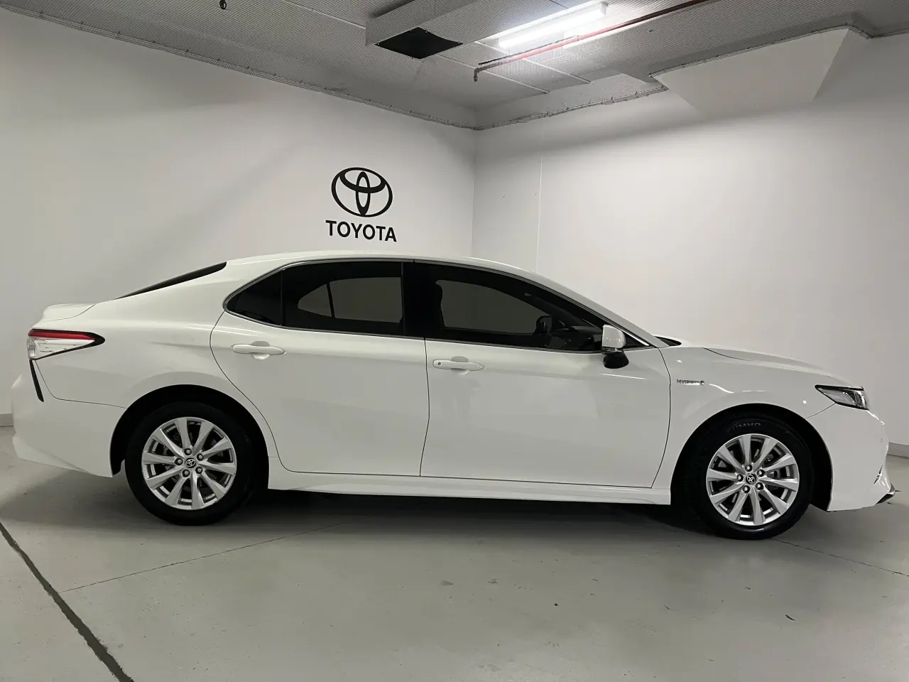 2020 TOYOTA CAMRY HYBRID Gallery Image 4