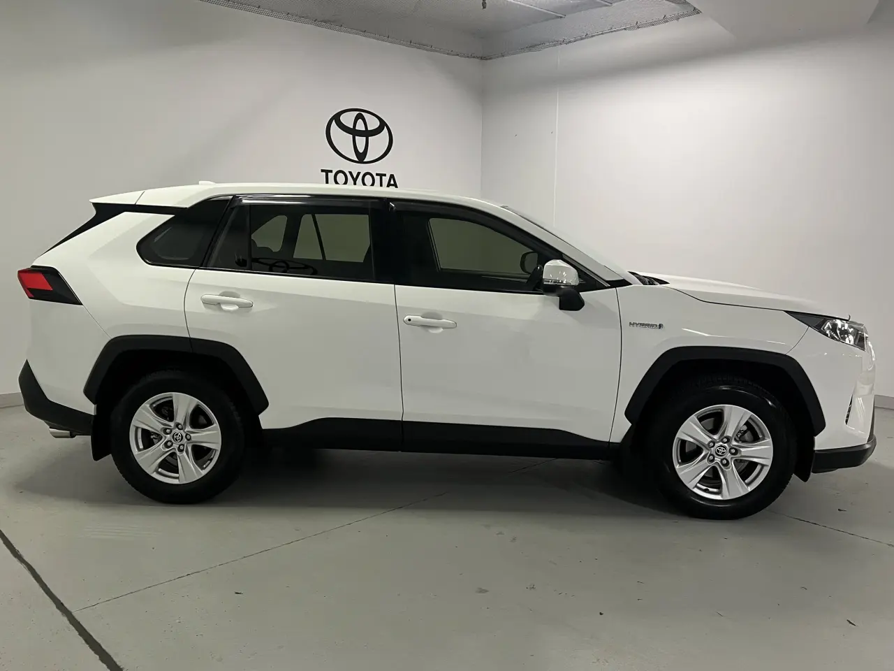 2021 TOYOTA RAV4 HYBRID Gallery Image 4