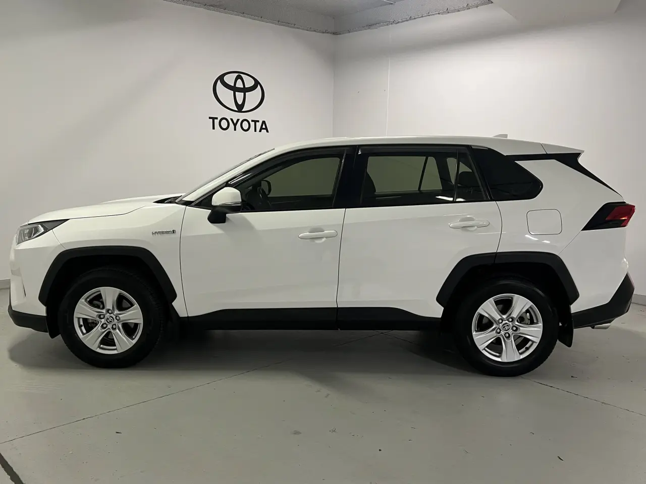 2021 TOYOTA RAV4 HYBRID Gallery Image 9
