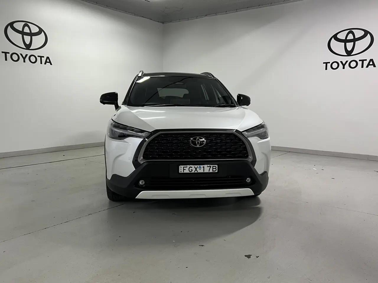 2024 TOYOTA COROLLA CROSS HYBRID Gallery Image 2
