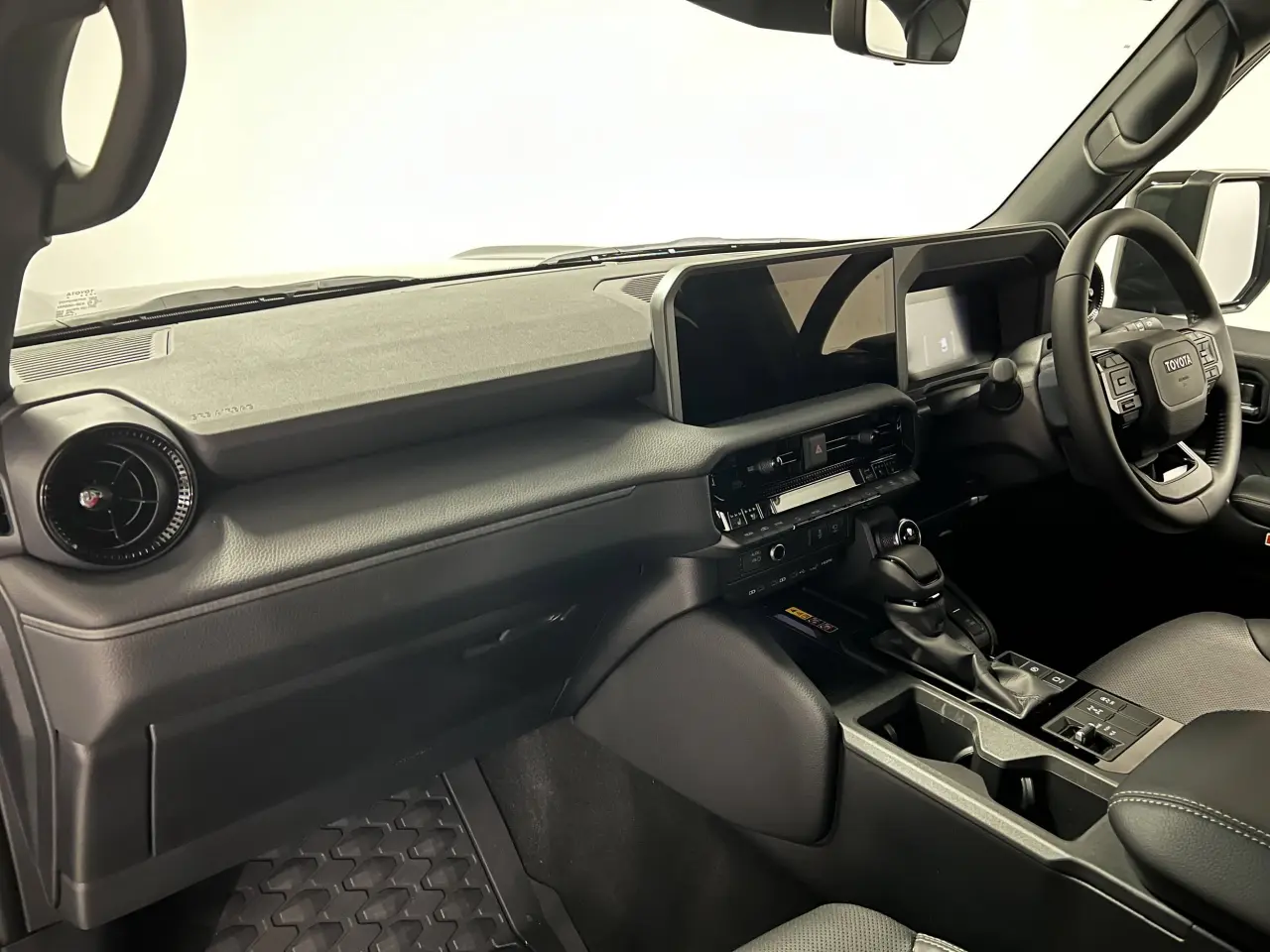 2025 TOYOTA PRADO Gallery Image 17