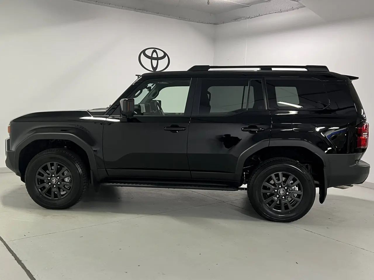 2025 TOYOTA PRADO Gallery Image 9