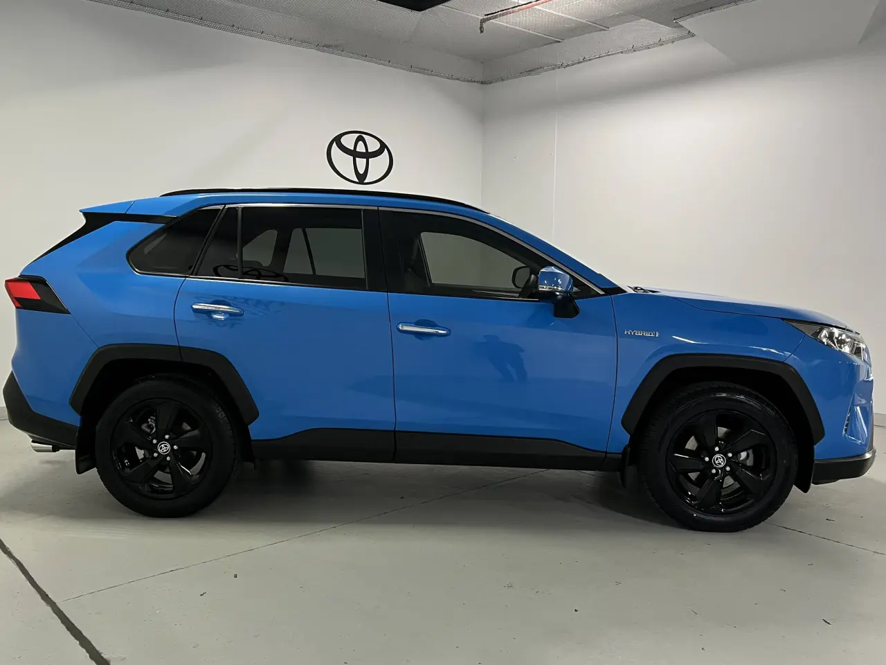 2020 TOYOTA RAV4 HYBRID Gallery Image 4
