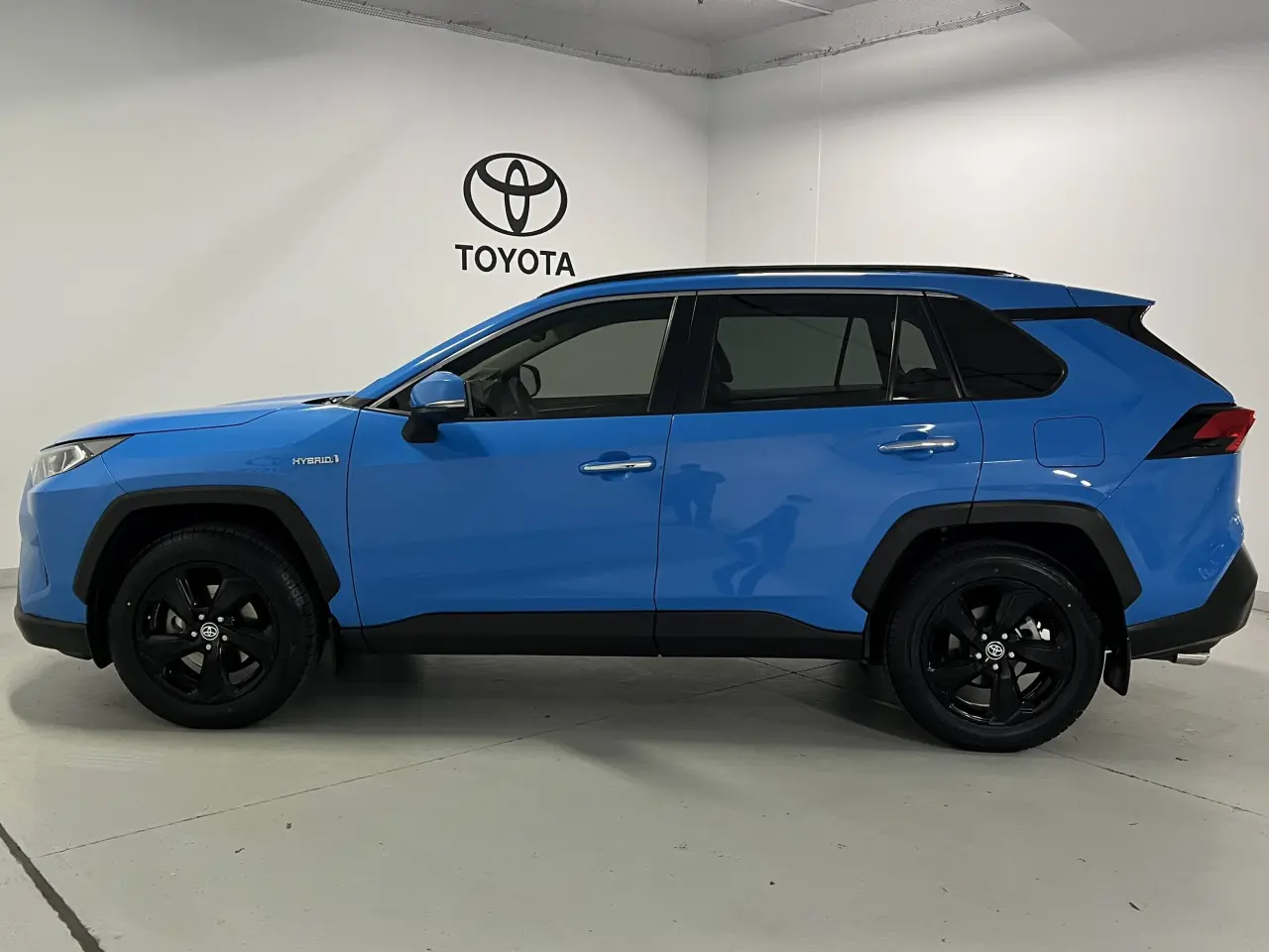 2020 TOYOTA RAV4 HYBRID Gallery Image 9