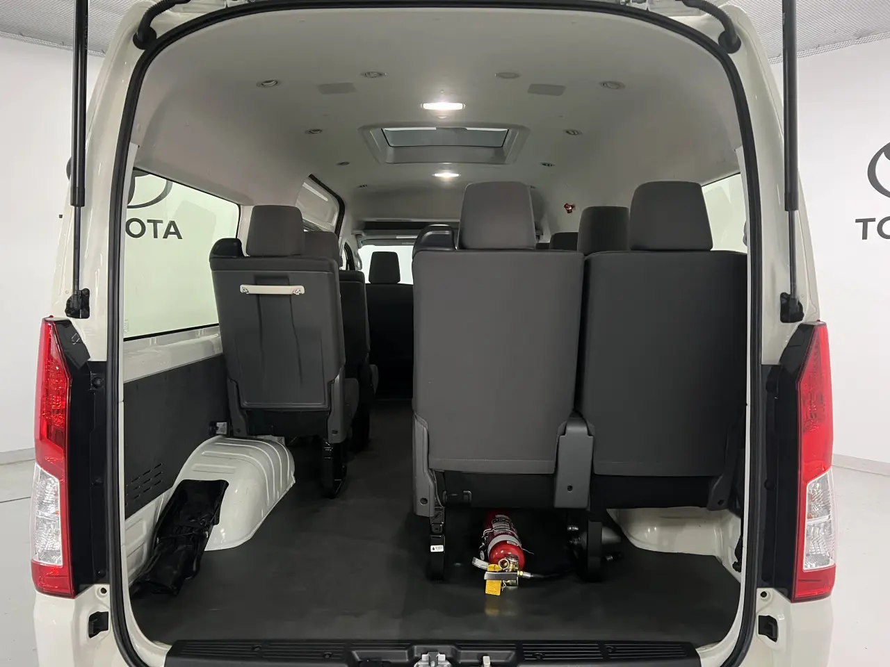2019 TOYOTA HIACE Gallery Image 11