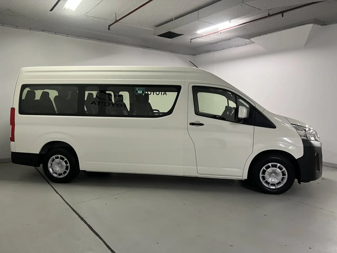 2019 TOYOTA HIACE Gallery Image 4