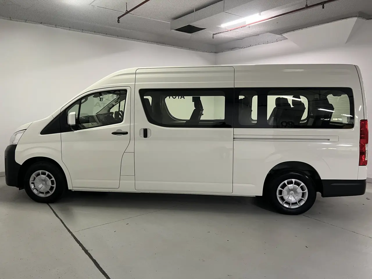 2019 TOYOTA HIACE Gallery Image 9