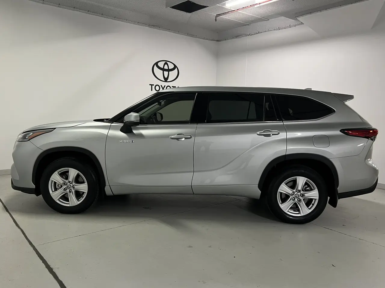 2021 TOYOTA KLUGER HYBRID Gallery Image 9