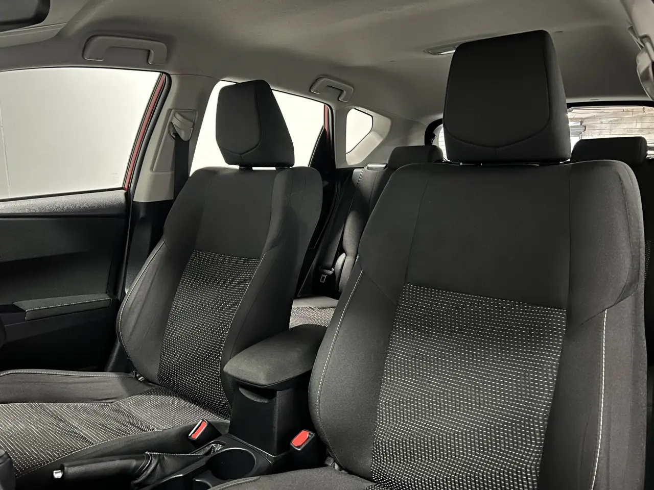 2017 TOYOTA COROLLA Gallery Image 15