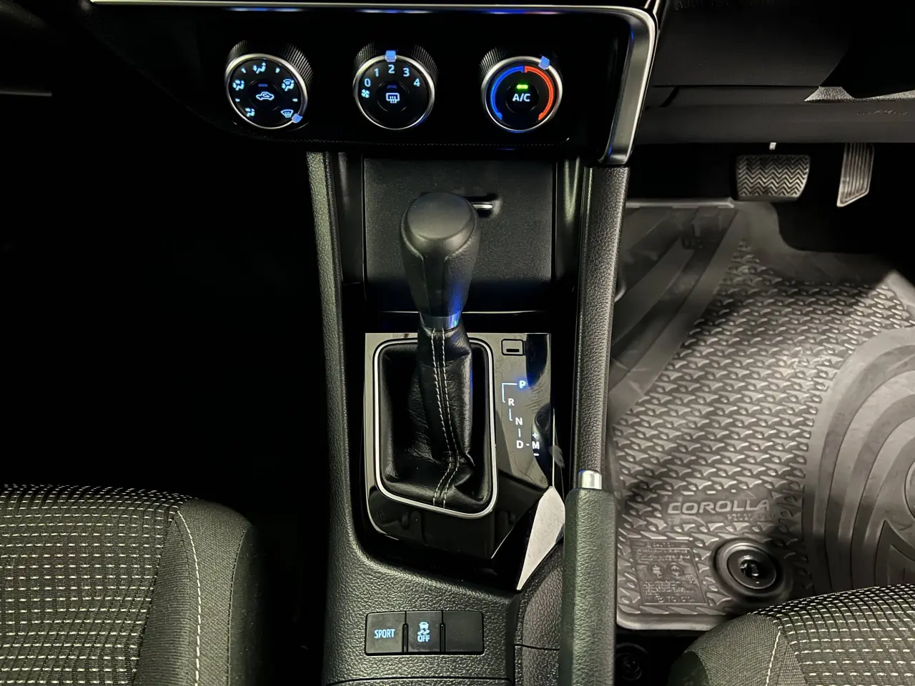 2017 TOYOTA COROLLA Gallery Image 19