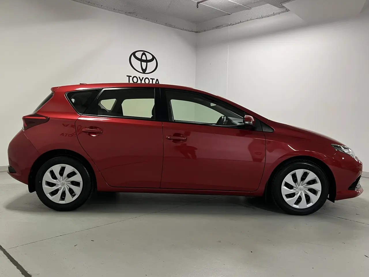 2017 TOYOTA COROLLA Gallery Image 4
