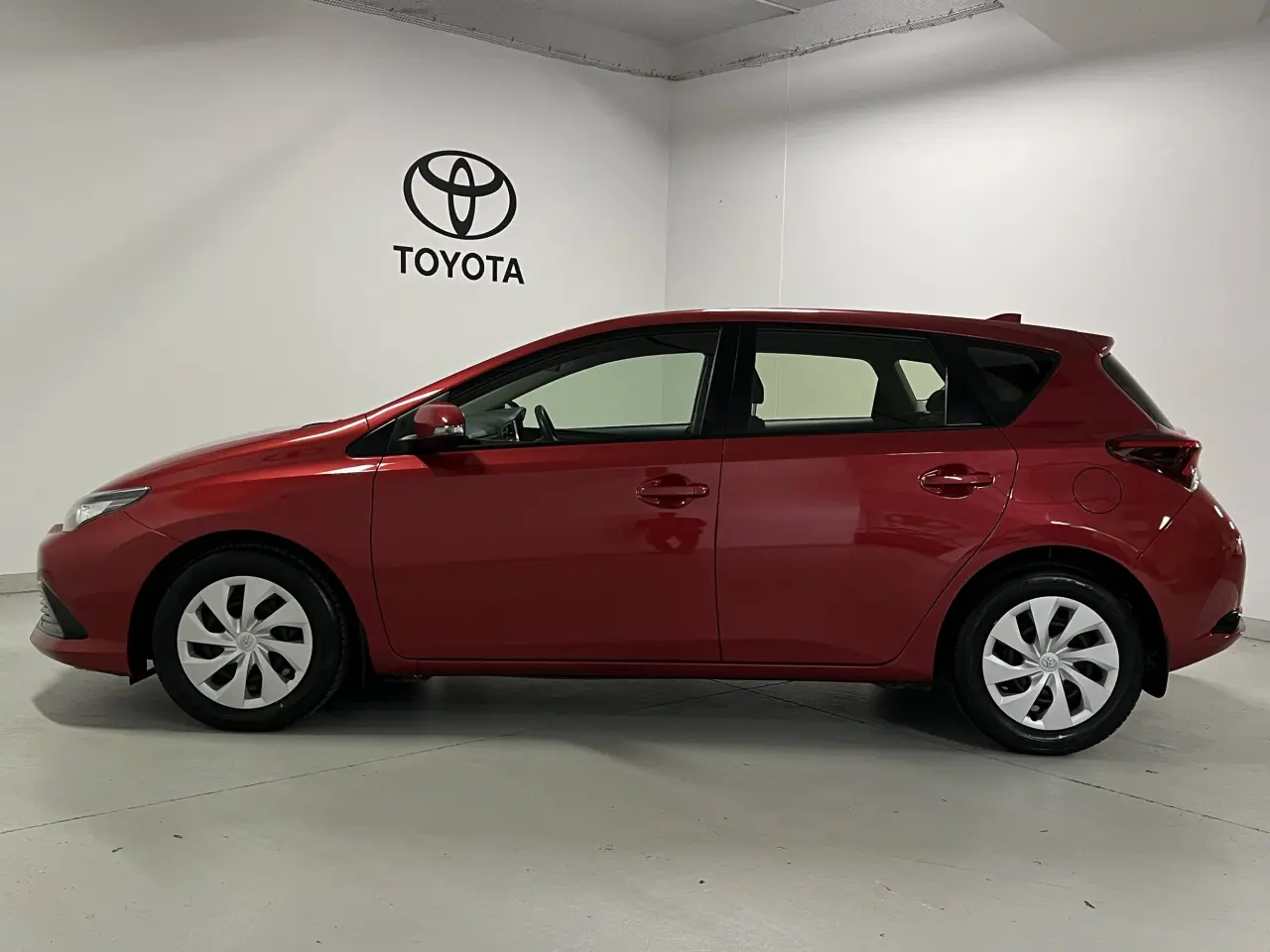 2017 TOYOTA COROLLA Gallery Image 9
