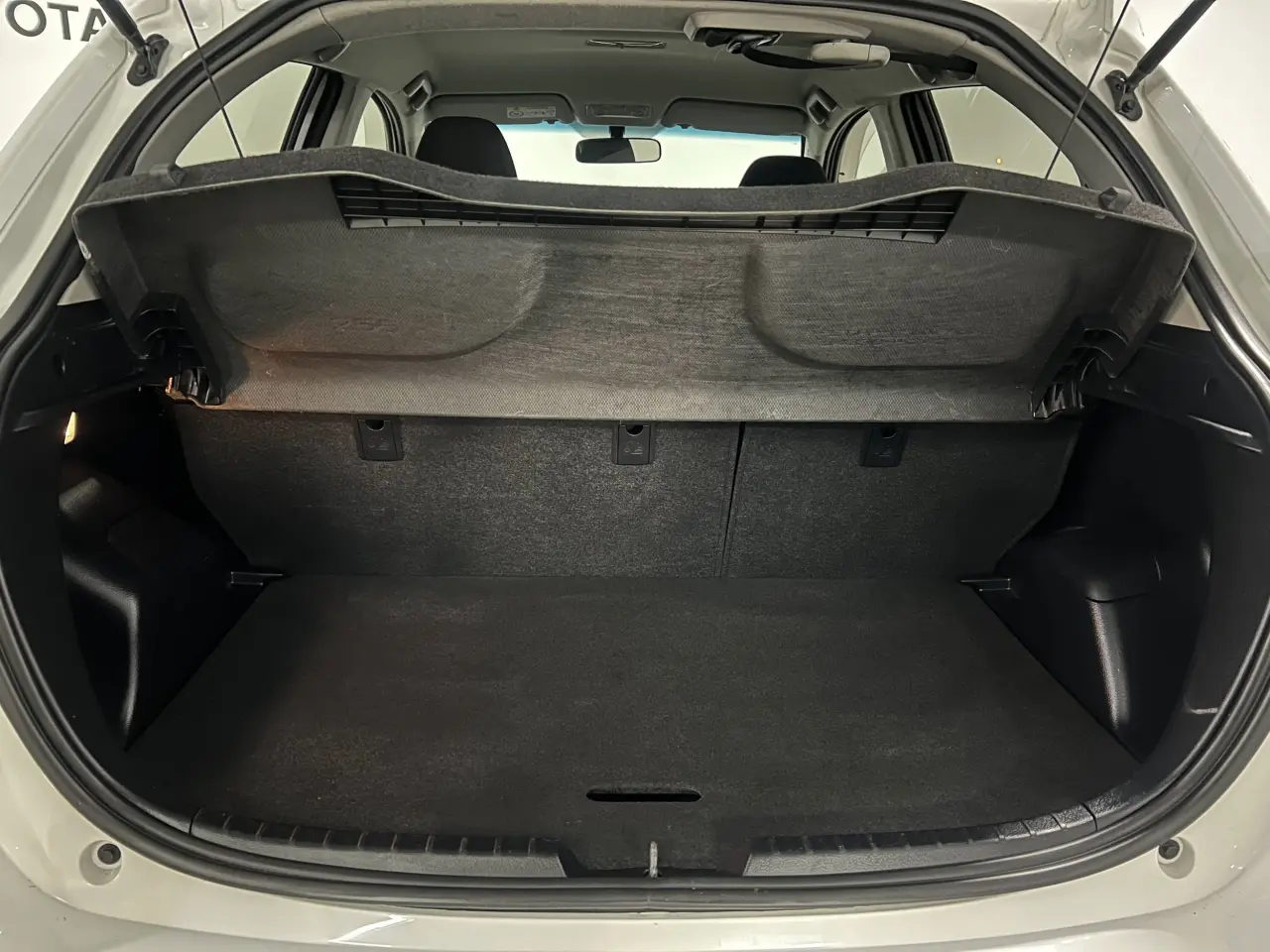 2017 TOYOTA YARIS Gallery Image 12