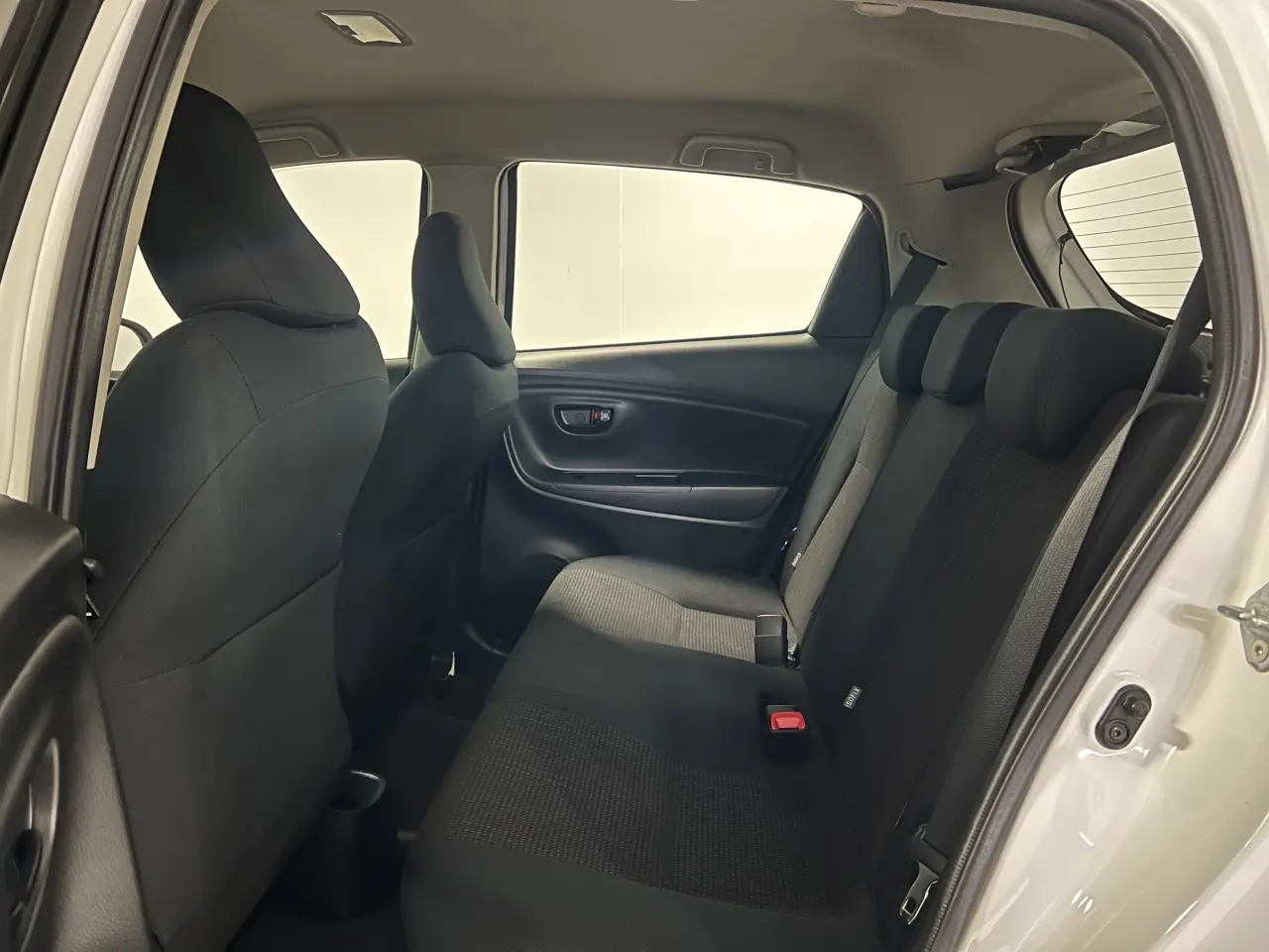 2017 TOYOTA YARIS Gallery Image 13