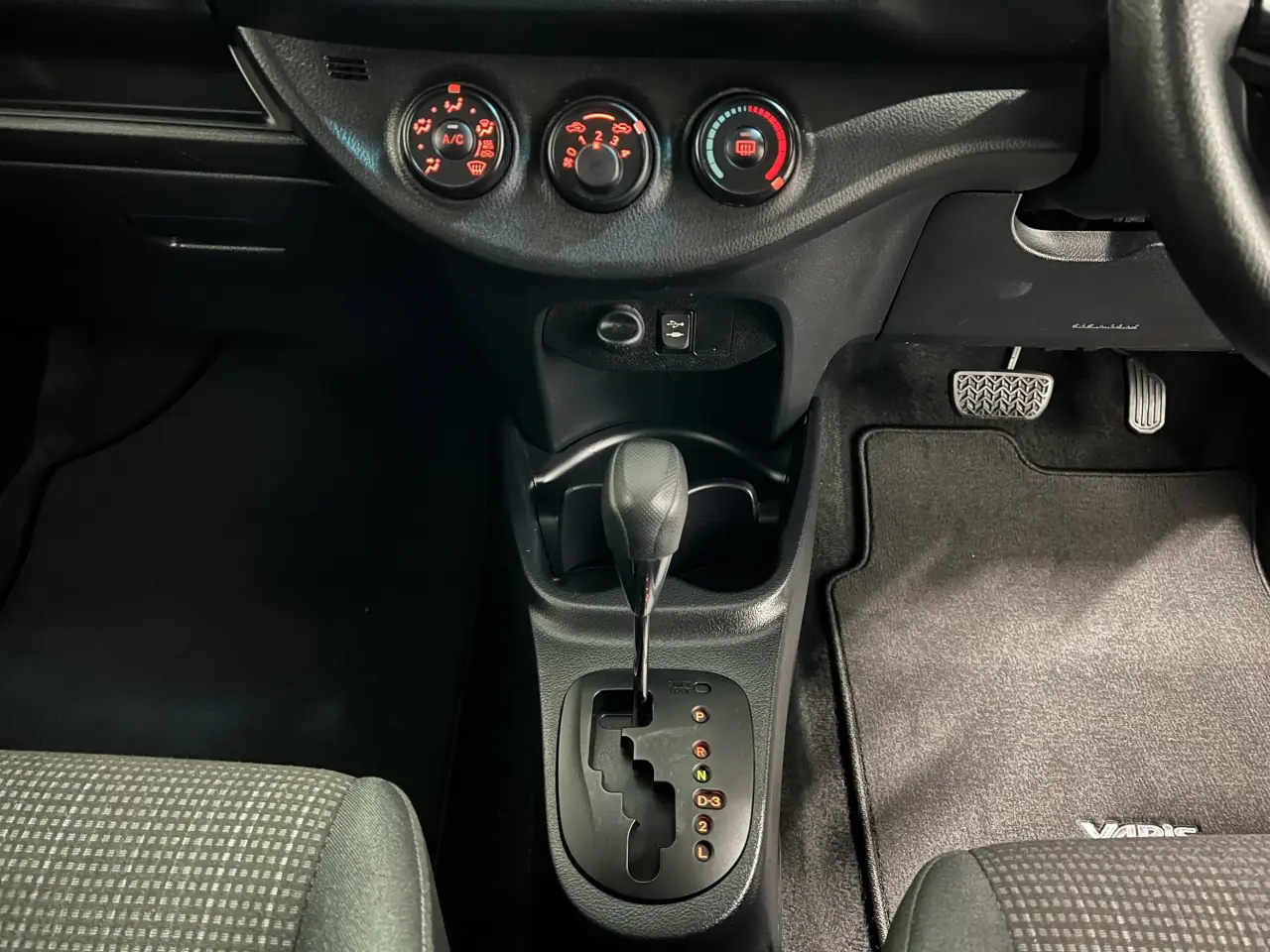2017 TOYOTA YARIS Gallery Image 19