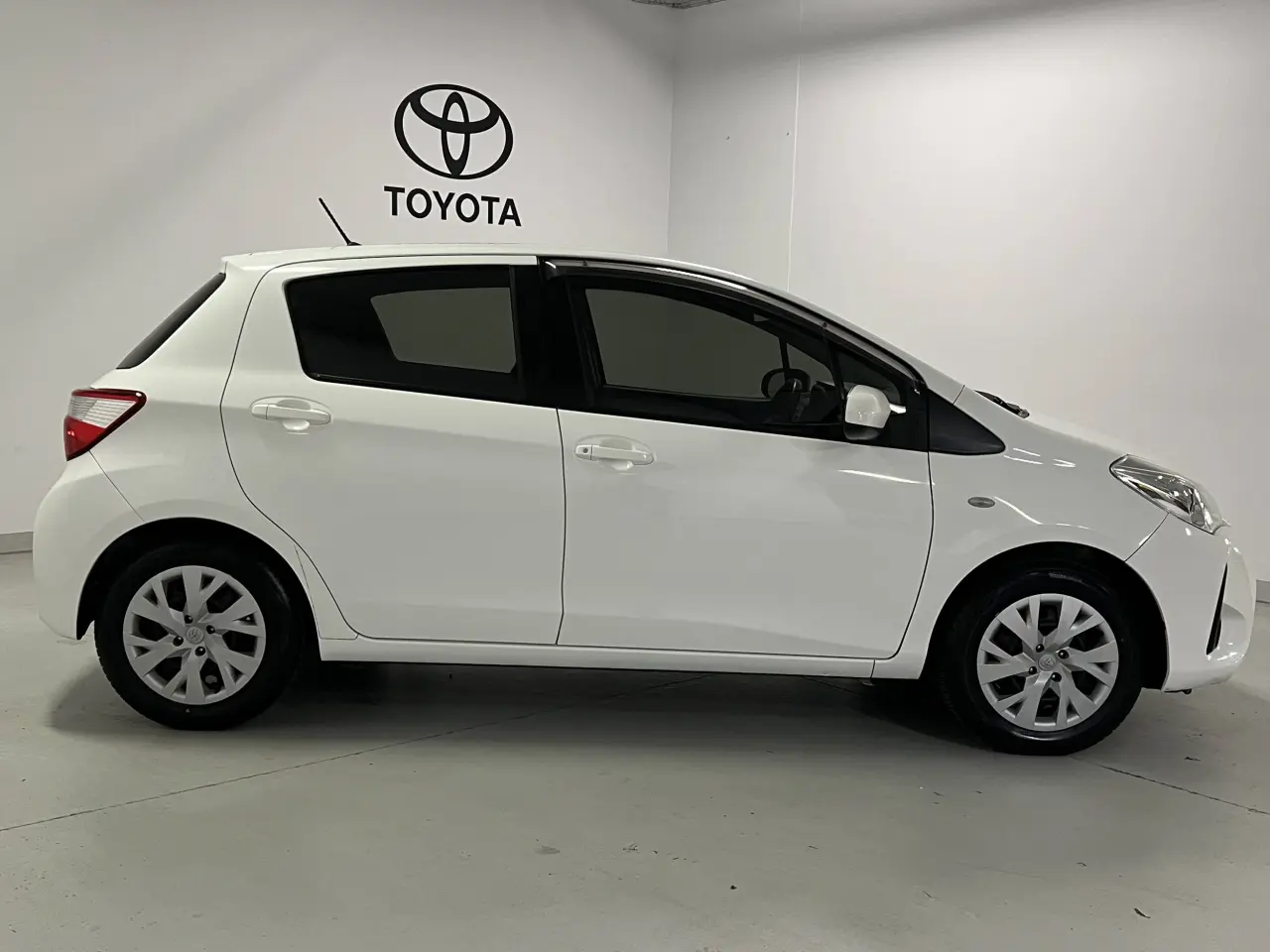 2017 TOYOTA YARIS Gallery Image 4