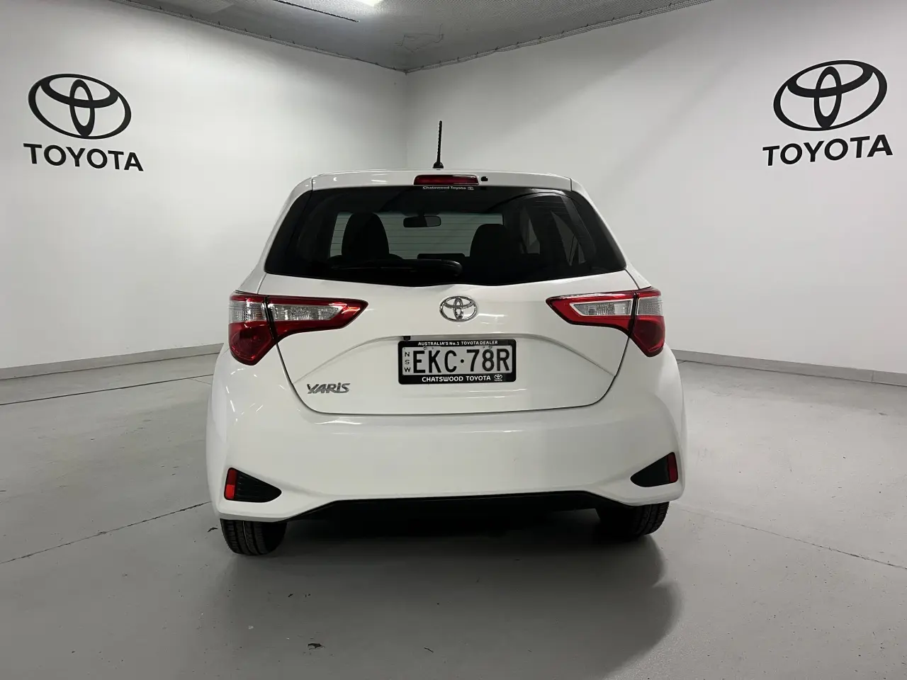 2017 TOYOTA YARIS Gallery Image 6