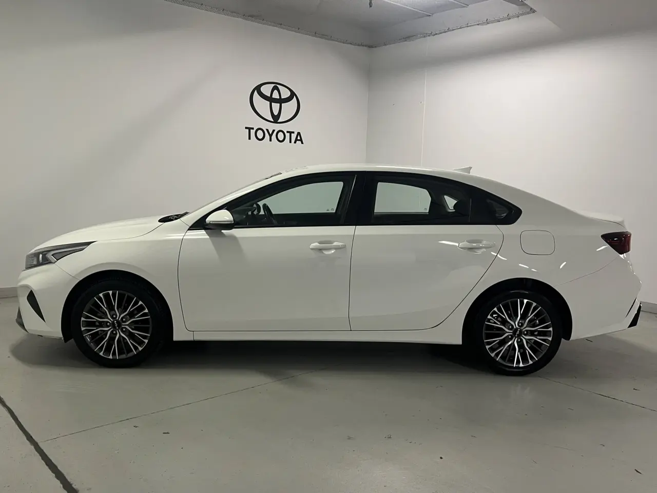 2022 KIA CERATO Gallery Image 9
