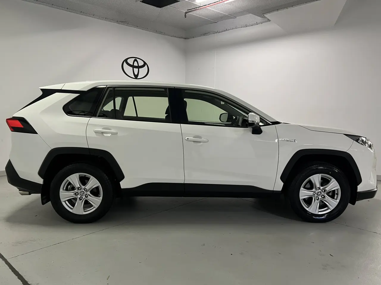 2020 TOYOTA RAV4 HYBRID Gallery Image 4