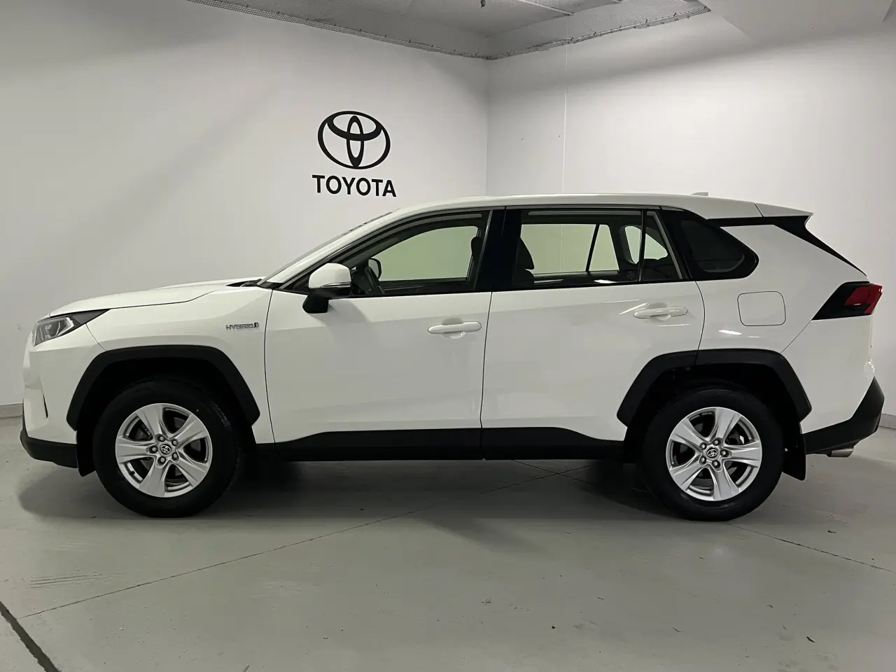 2020 TOYOTA RAV4 HYBRID Gallery Image 9