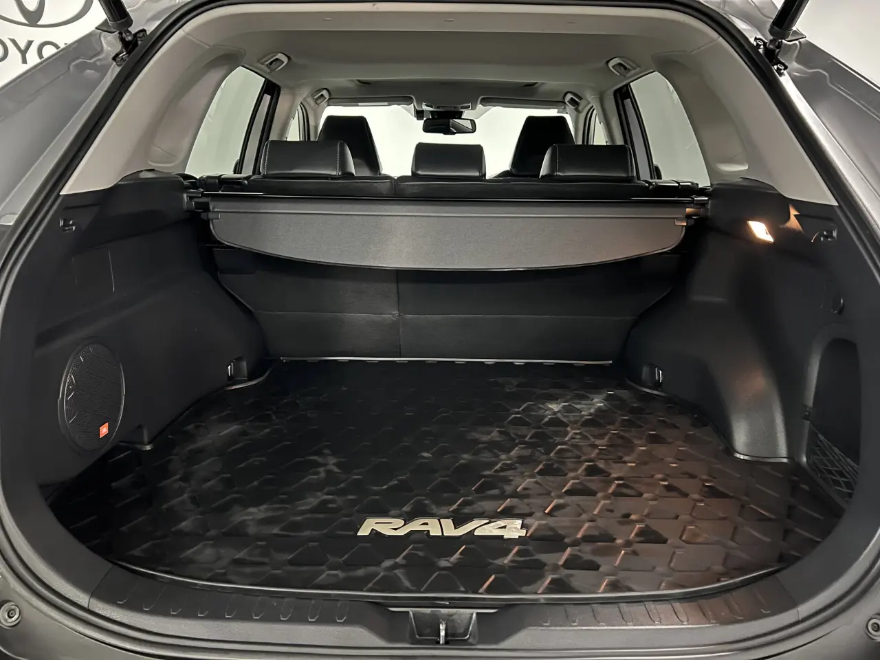 2020 TOYOTA RAV4 HYBRID Gallery Image 12