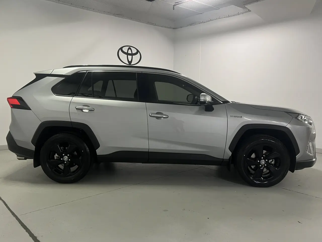 2020 TOYOTA RAV4 HYBRID Gallery Image 4