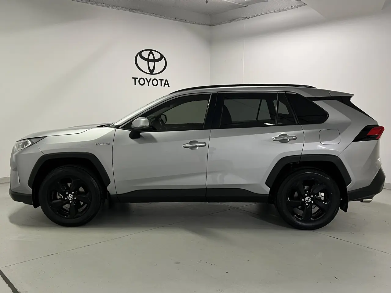 2020 TOYOTA RAV4 HYBRID Gallery Image 9