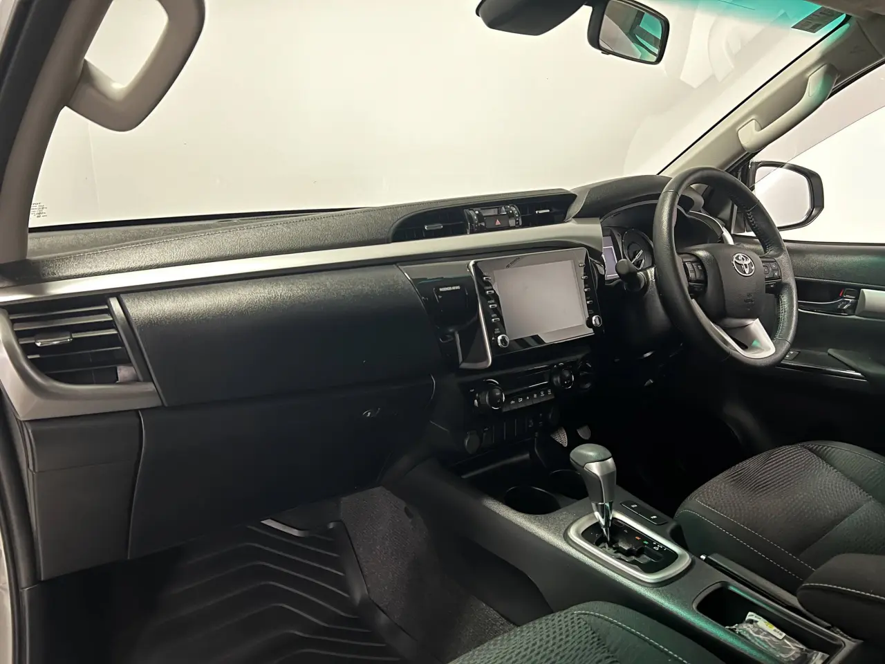 2023 TOYOTA HILUX Gallery Image 16