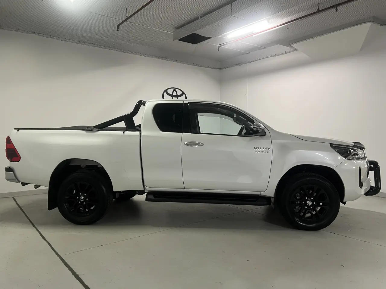 2023 TOYOTA HILUX Gallery Image 4