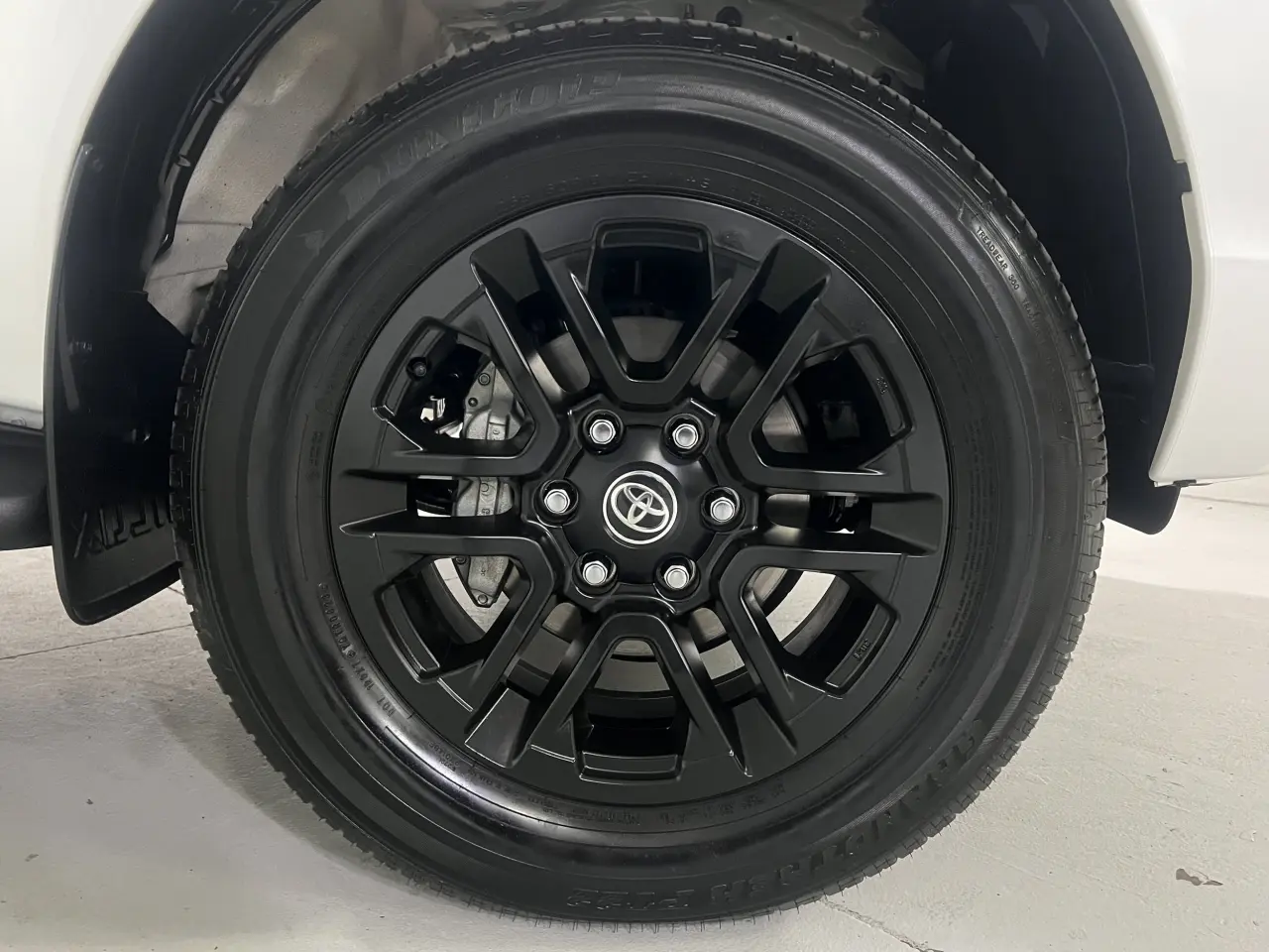 2023 TOYOTA HILUX Gallery Image 5