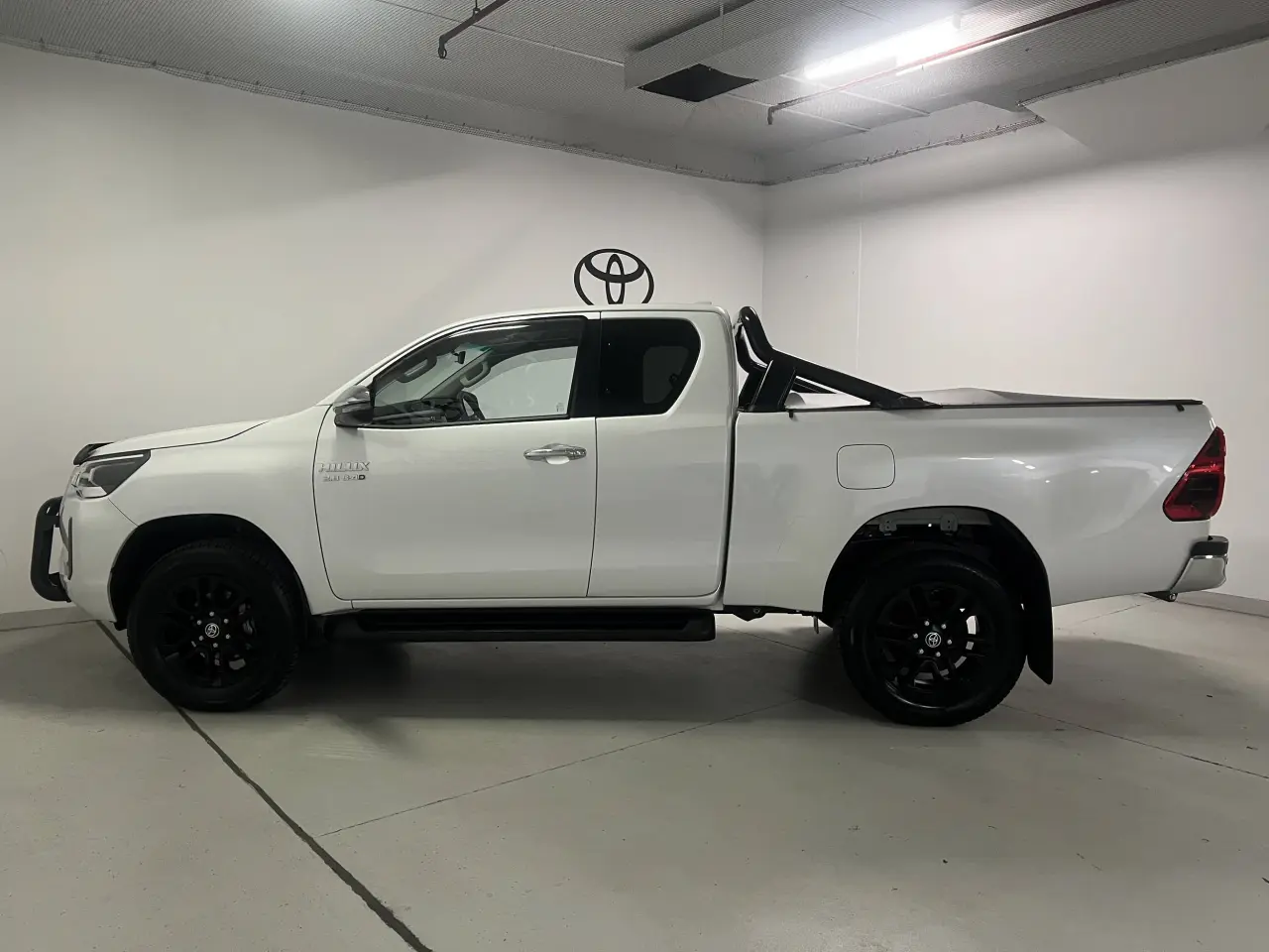 2023 TOYOTA HILUX Gallery Image 9