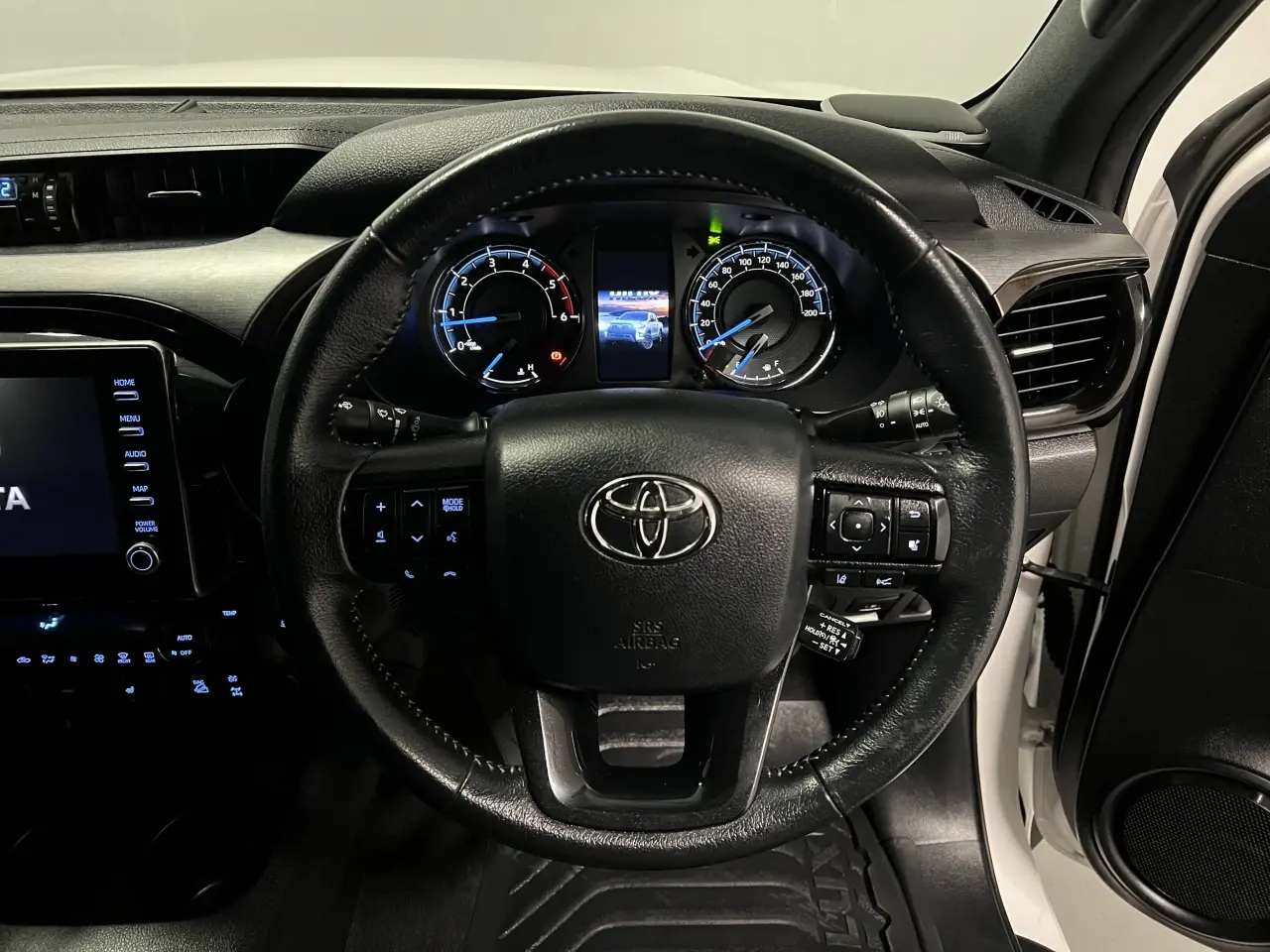 2023 TOYOTA HILUX Gallery Image 18