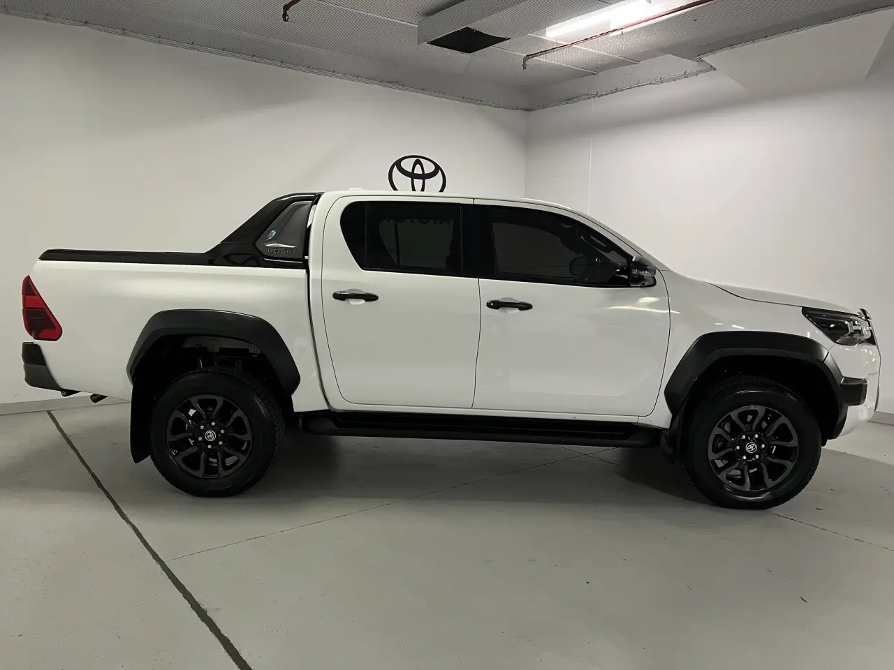 2023 TOYOTA HILUX Gallery Image 4