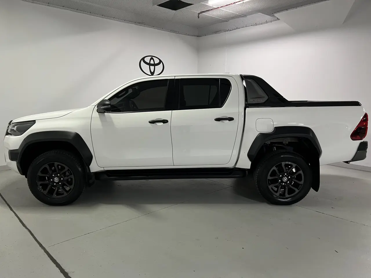 2023 TOYOTA HILUX Gallery Image 9