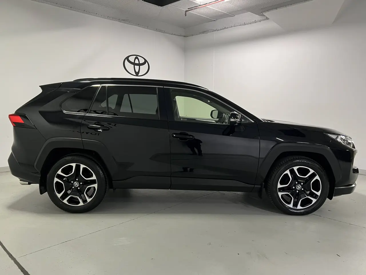 2020 TOYOTA RAV4 Gallery Image 4