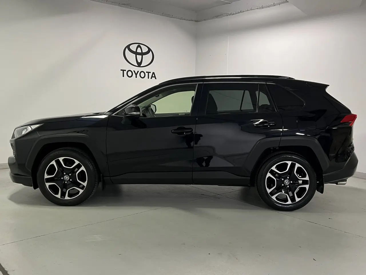 2020 TOYOTA RAV4 Gallery Image 9