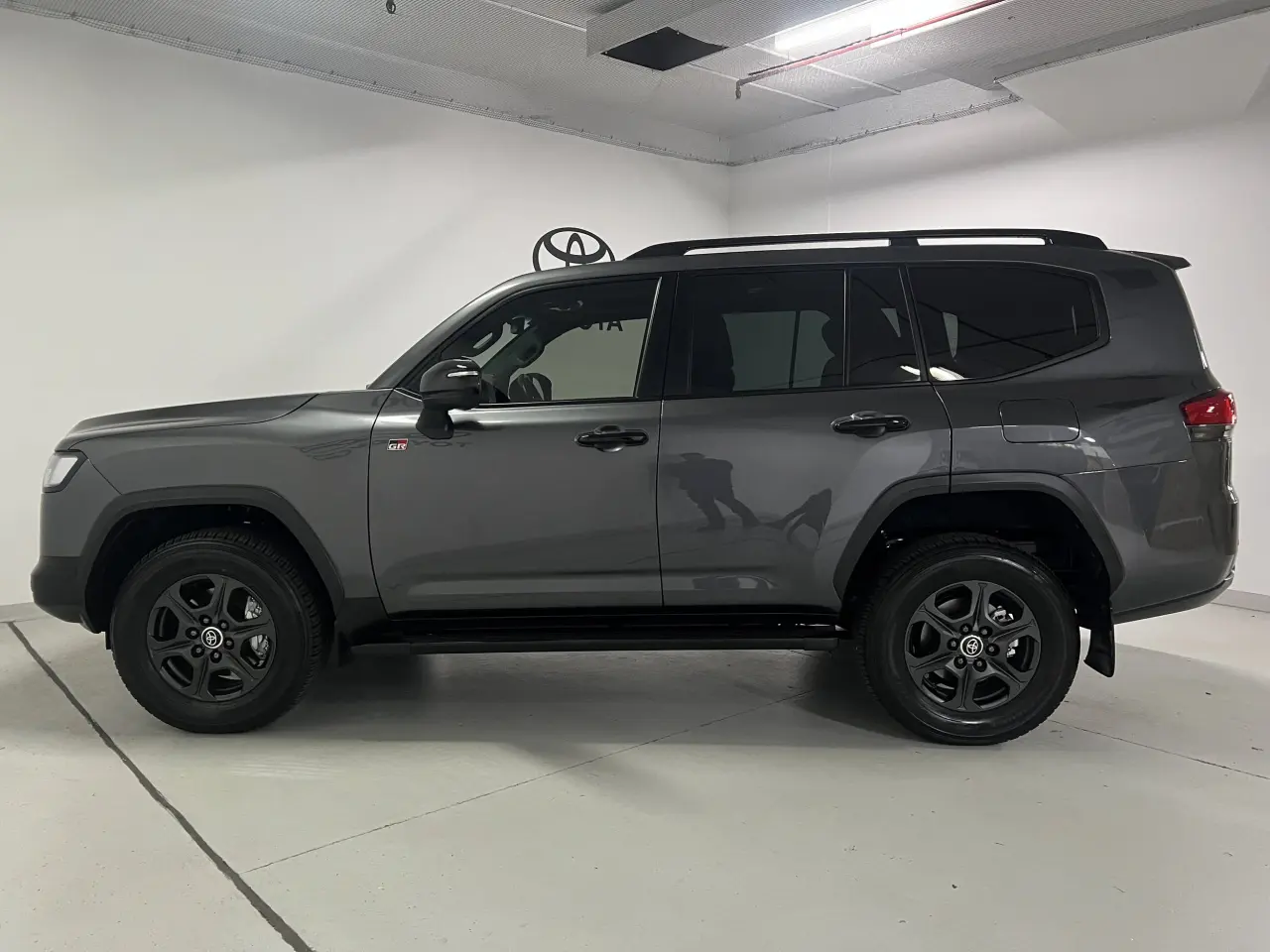 2024 TOYOTA LANDCRUISER Gallery Image 9